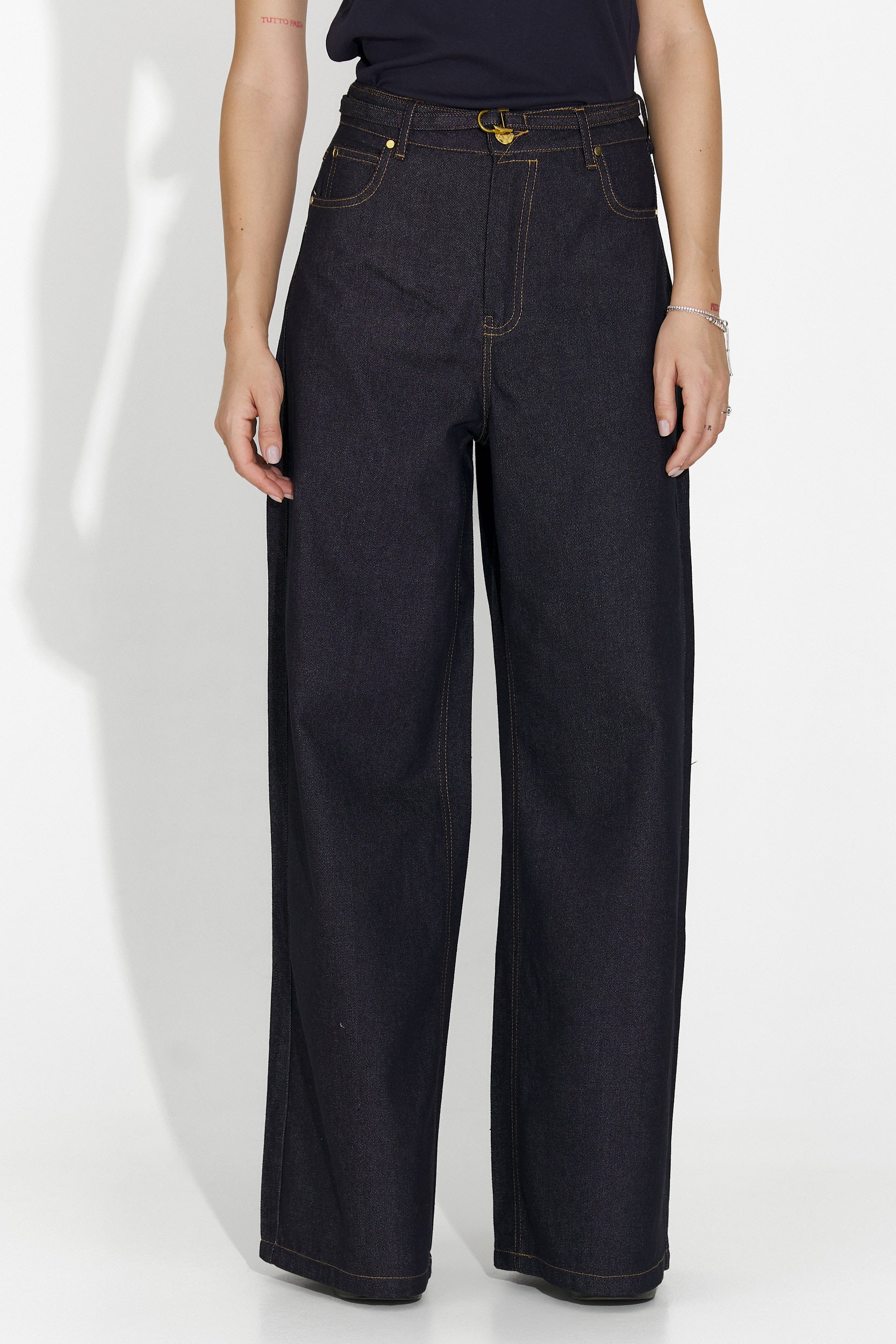 Granatowe, codzienne jeansy dla kobiet marki Flovira Bogas