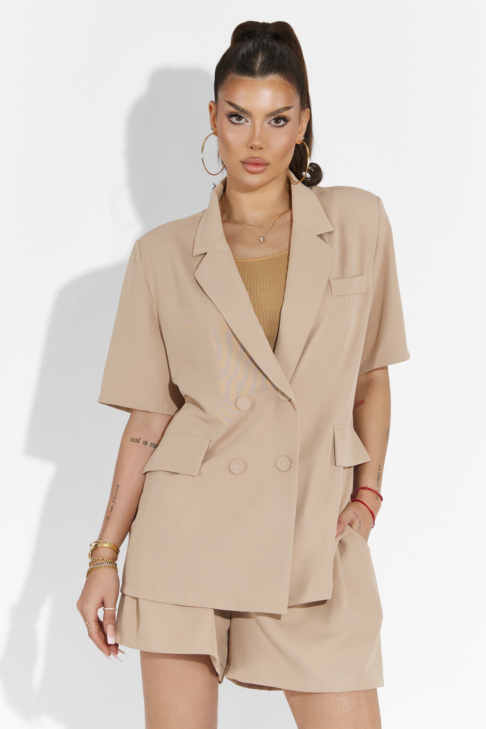 Beżowy komplet z krótkimi spodniami Dazy Bogas