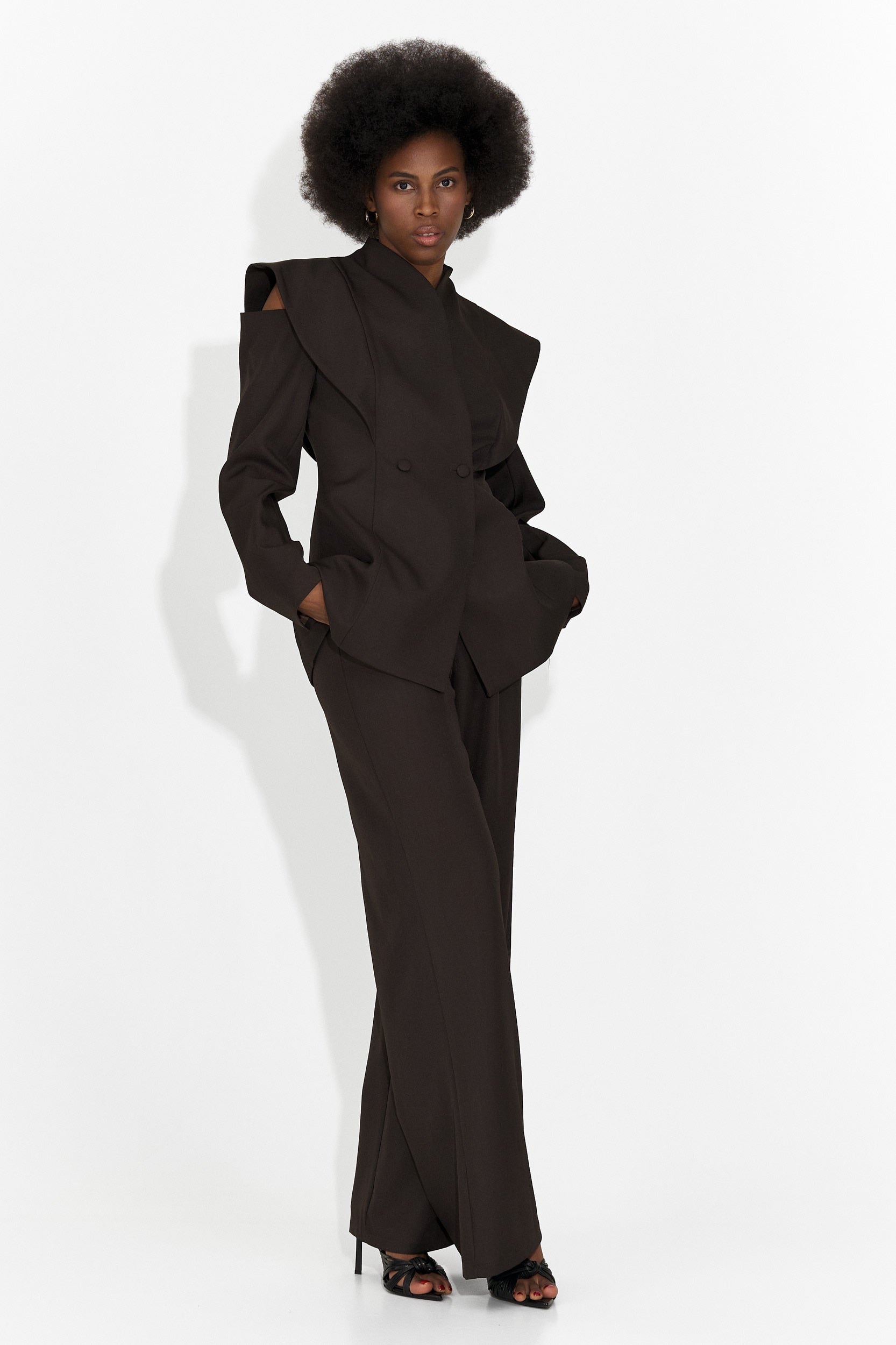 Elegancki brązowy garnitur damski od Latefa Bogas