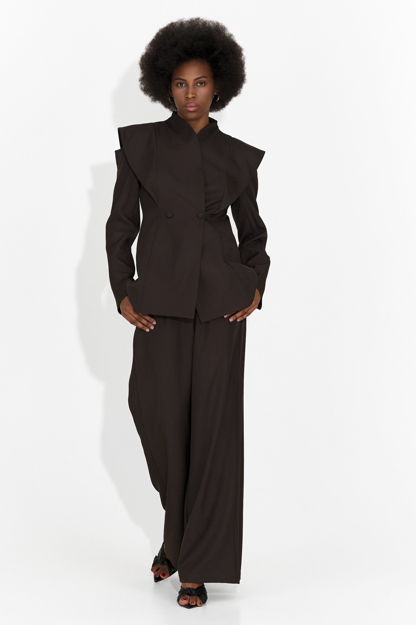 Elegancki brązowy garnitur damski od Latefa Bogas