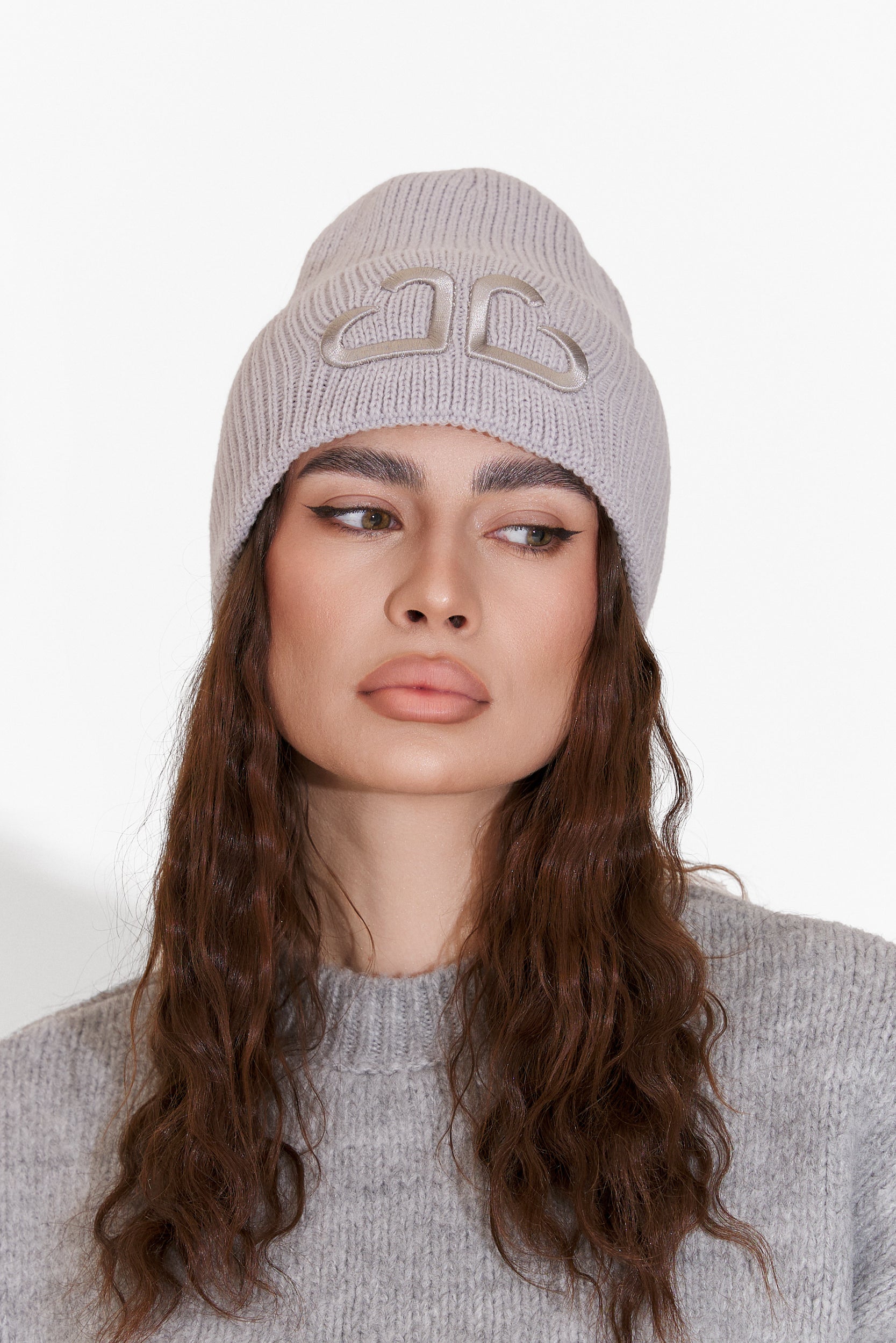 Szara casualowa czapka damska Tausia Bogas