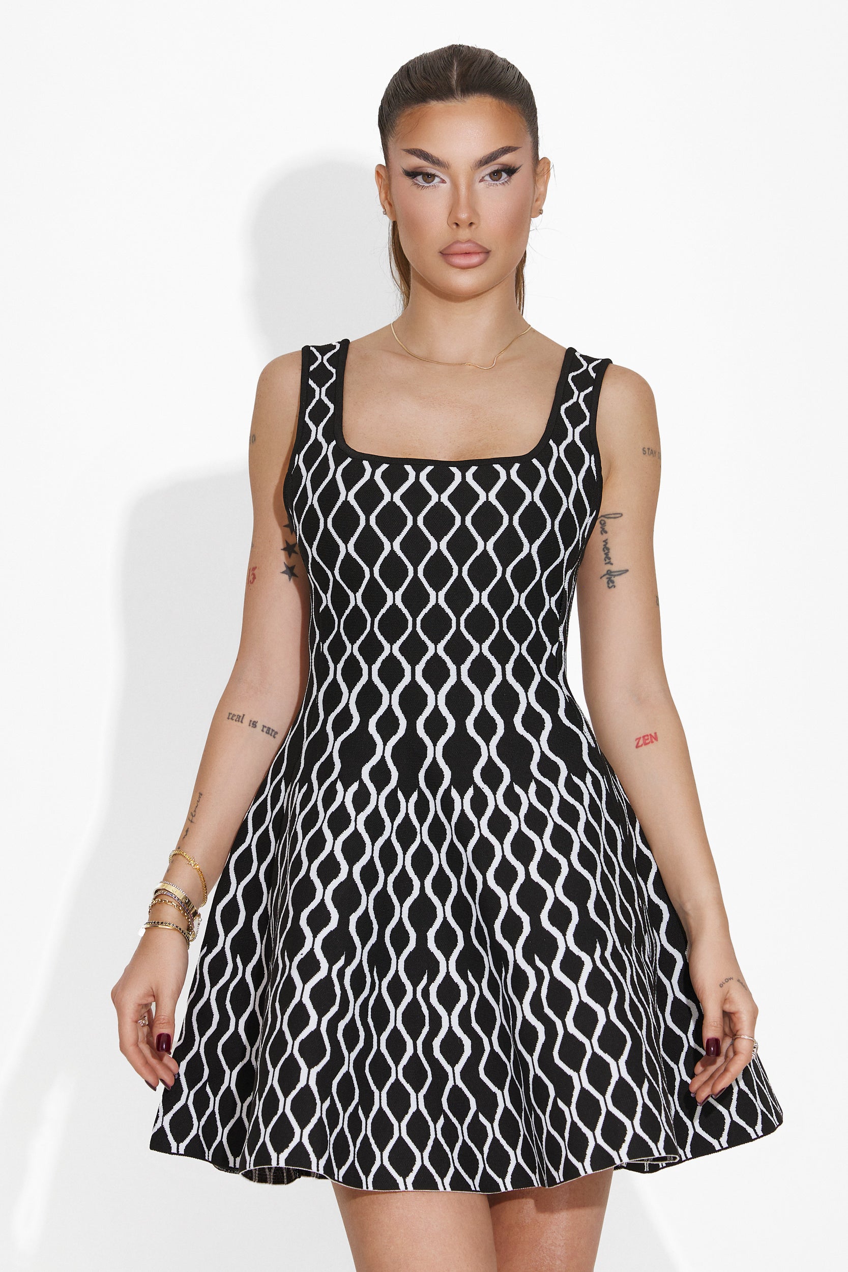 Elegancka krótka czarna sukienka damska Shirma Bogas