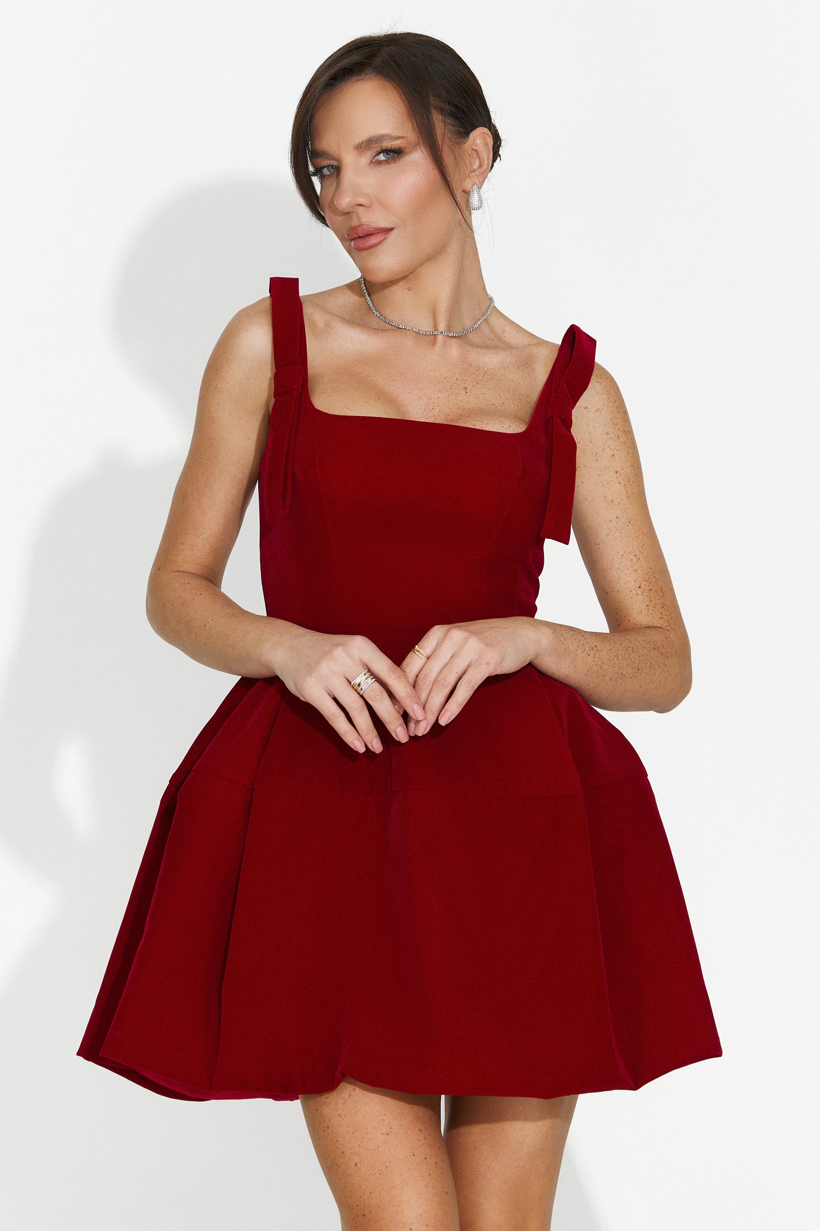 Czerwona Krótka Sukienka dla Kobiet Narcisia Bogas