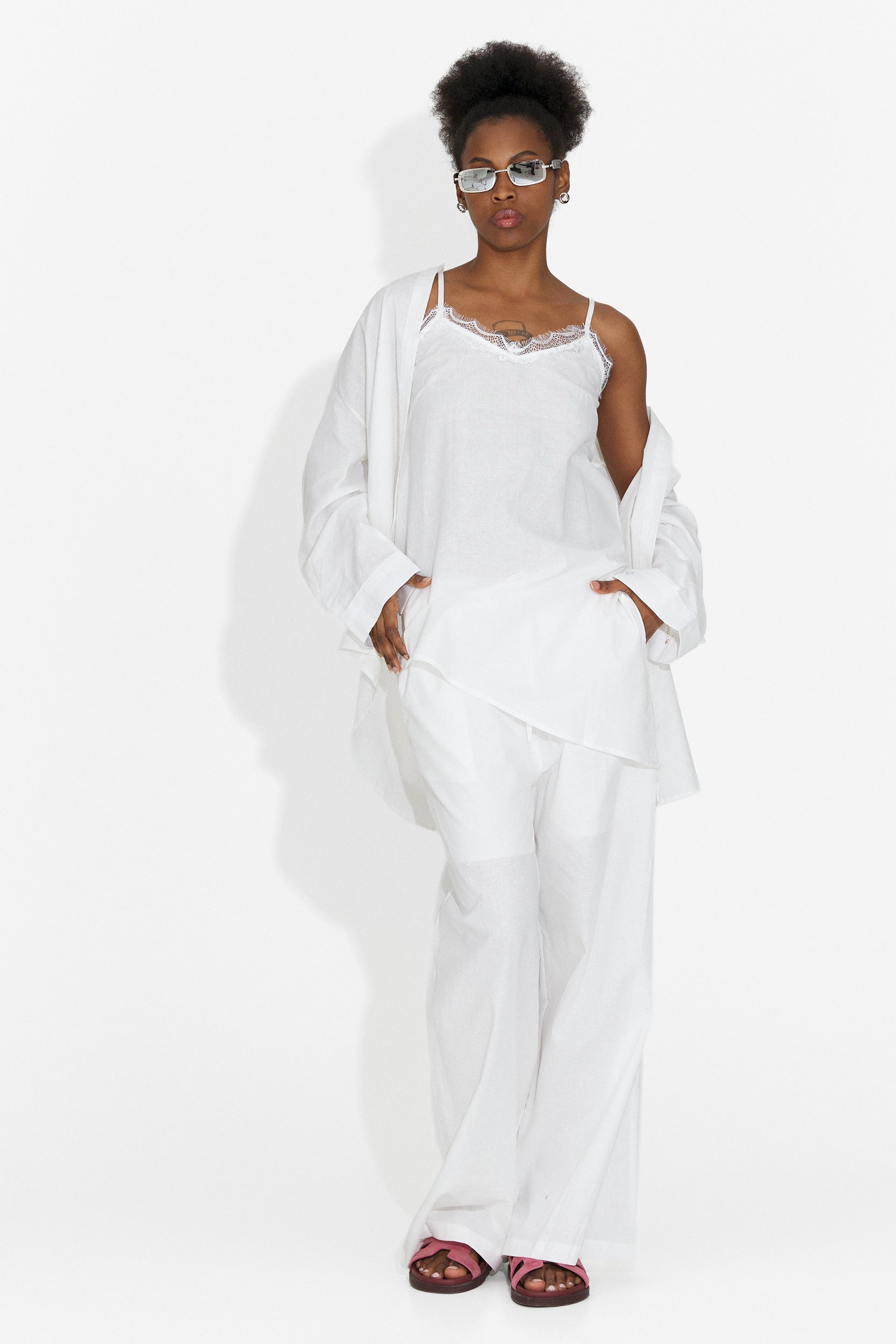 Zestaw dla kobiet Bogas Alicata z białymi spodniami