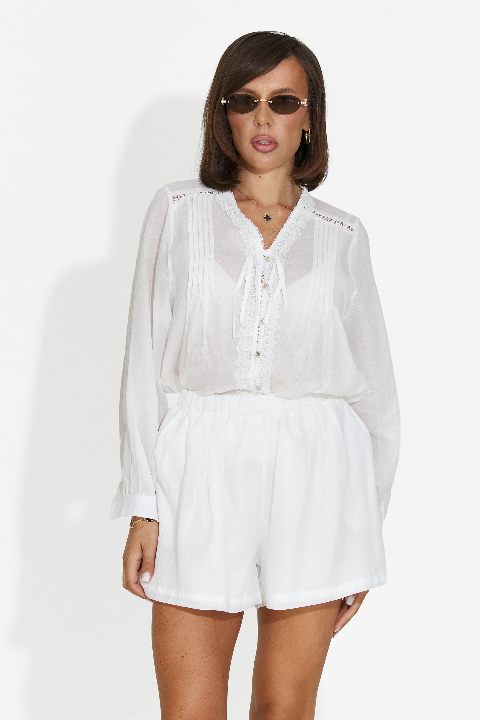 Komplet damski z krótkimi spodniami biały Lekana Bogas
