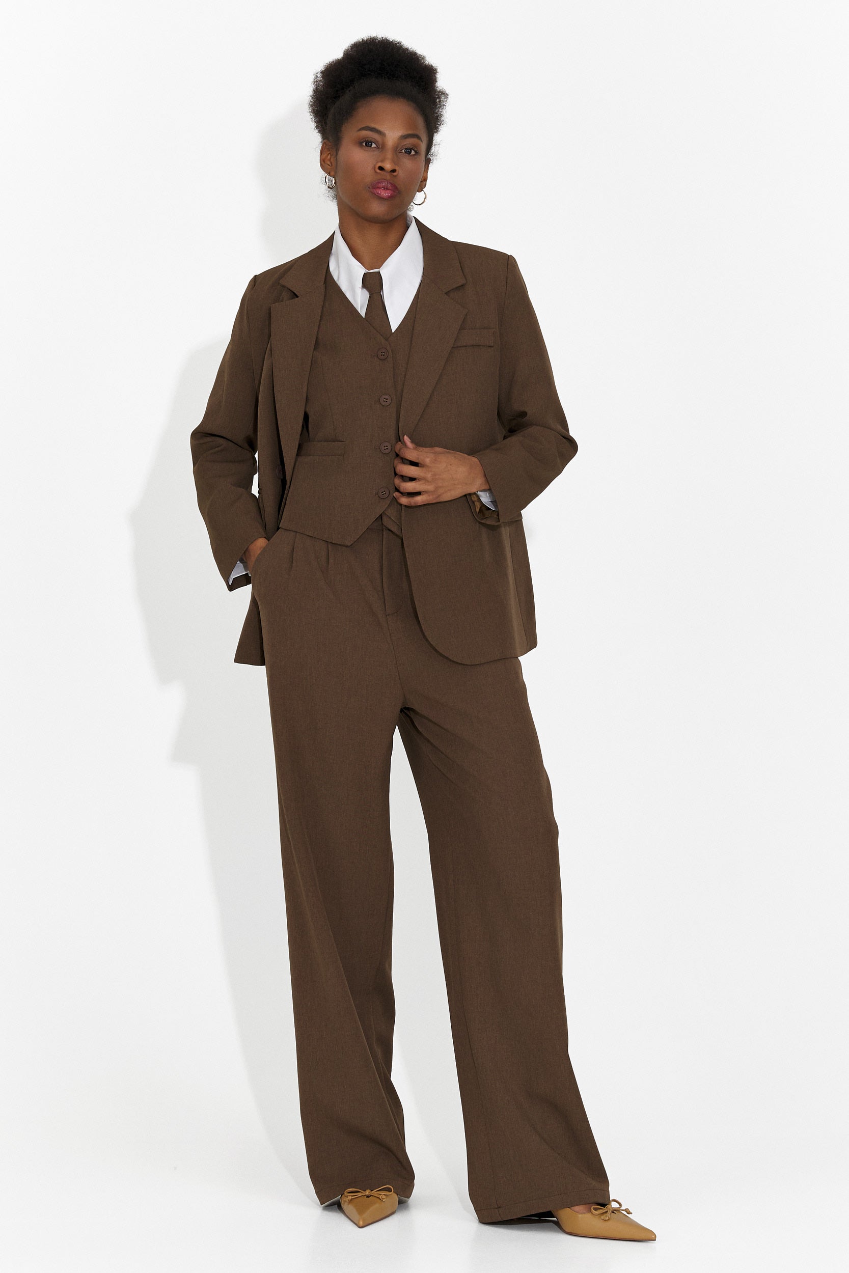 4-częściowy garnitur: spodnie + kamizelka + marynarka + brązowy