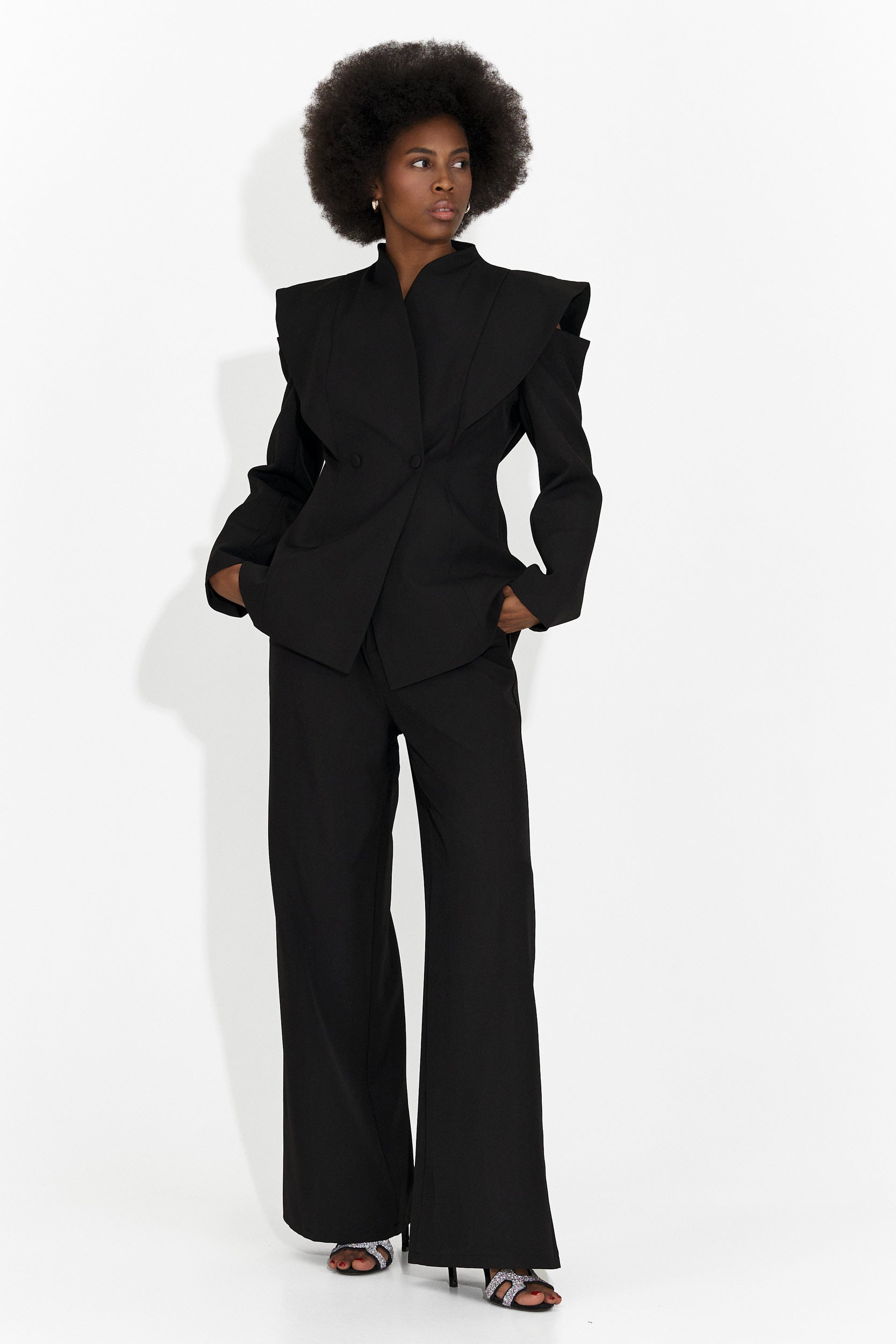 Elegancki czarny damski garnitur Latefa Bogas