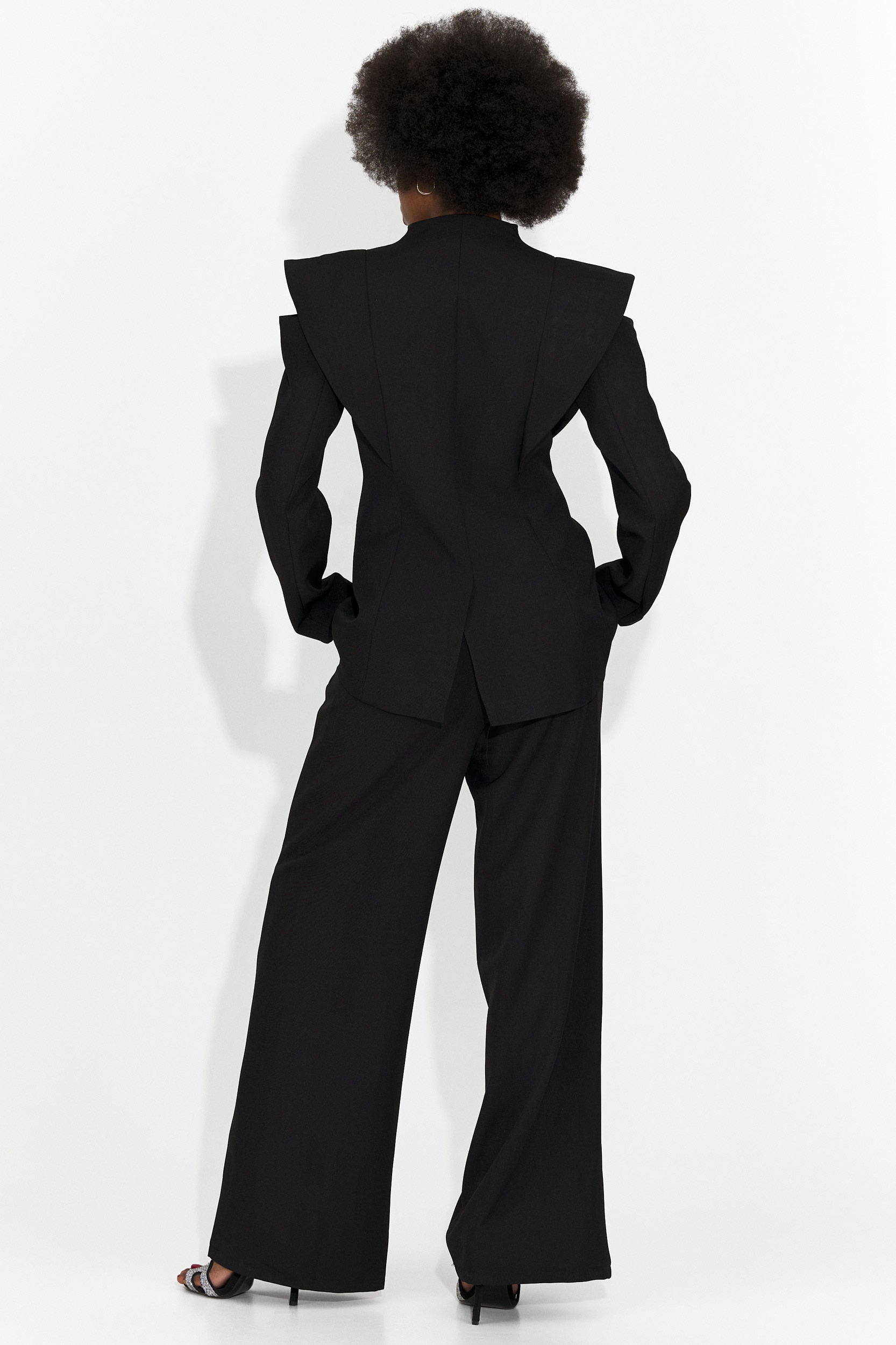 Elegancki czarny damski garnitur Latefa Bogas