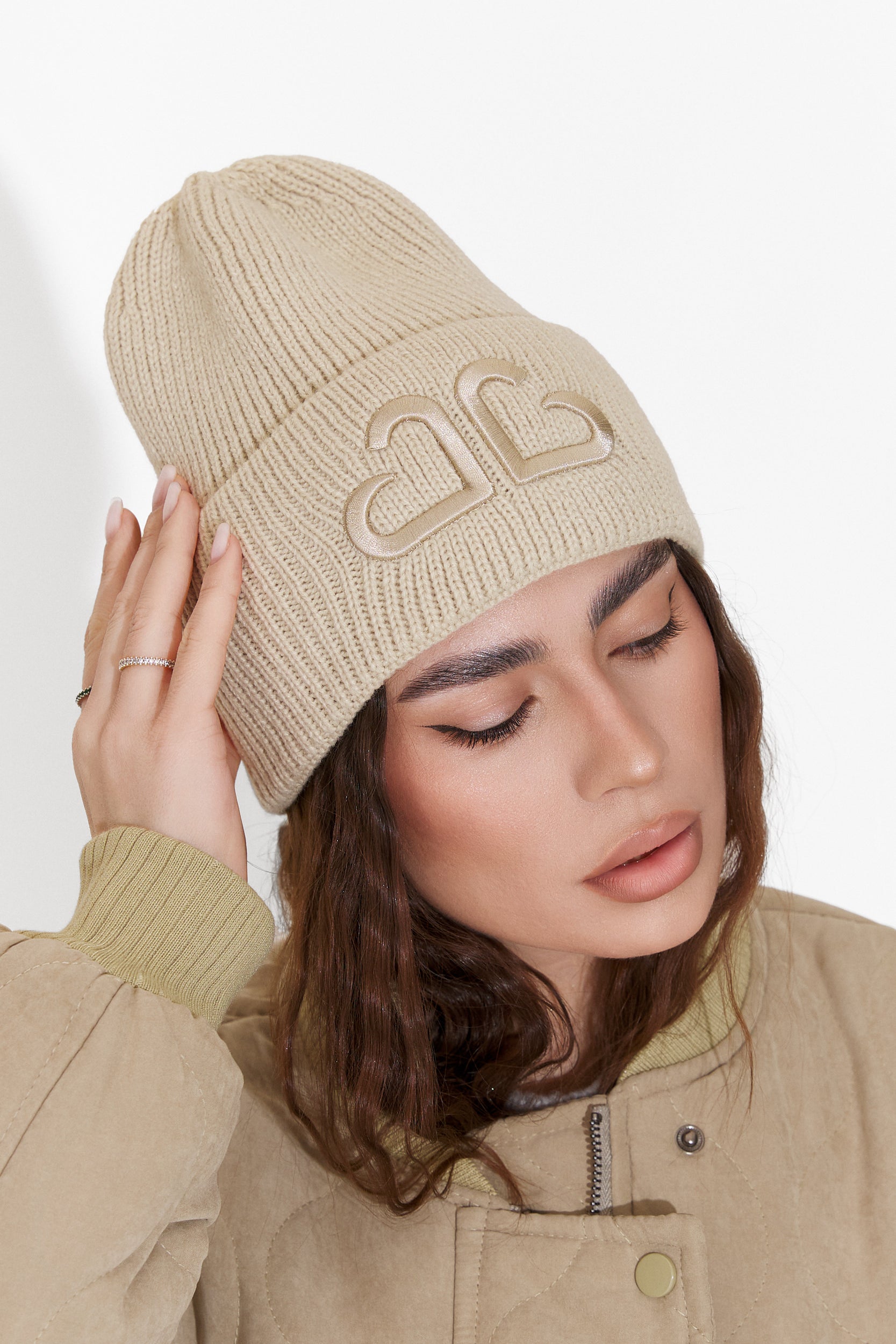 Luźna Beżowa Damska Czapka Beanie Tausia Bogas