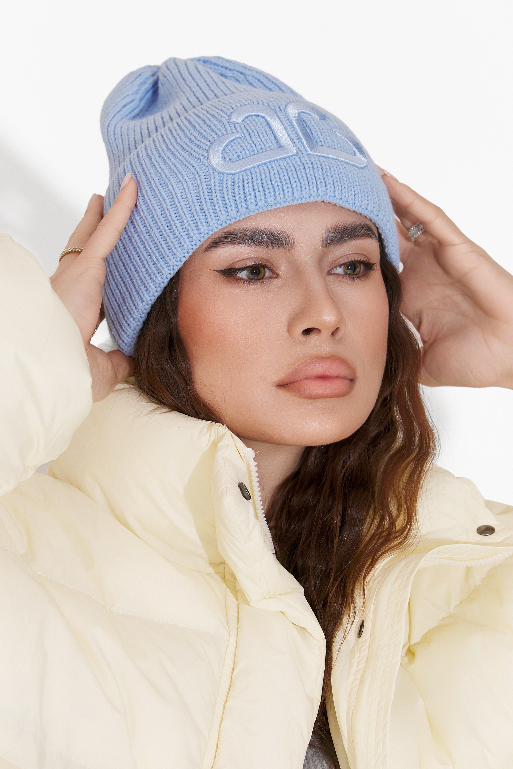 Luźna Niebieska Damska Czapka Beanie Tausia Bogas