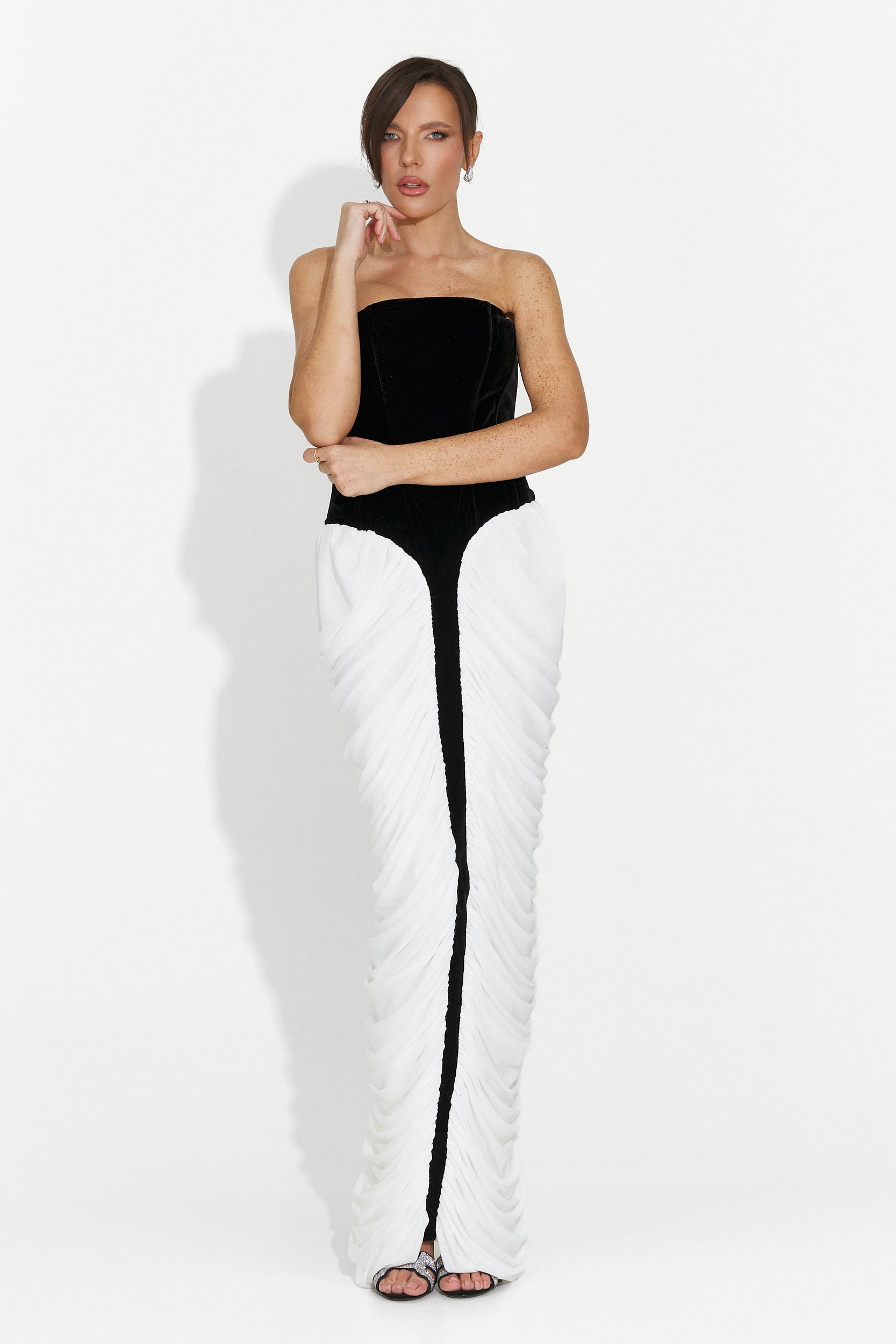 Długa Czarna Biała Sukienka dla Pań York Bogas