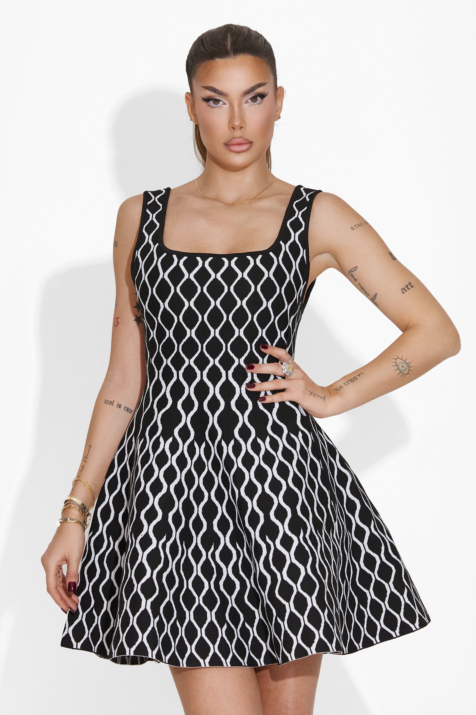 Elegancka krótka czarna sukienka damska Shirma Bogas