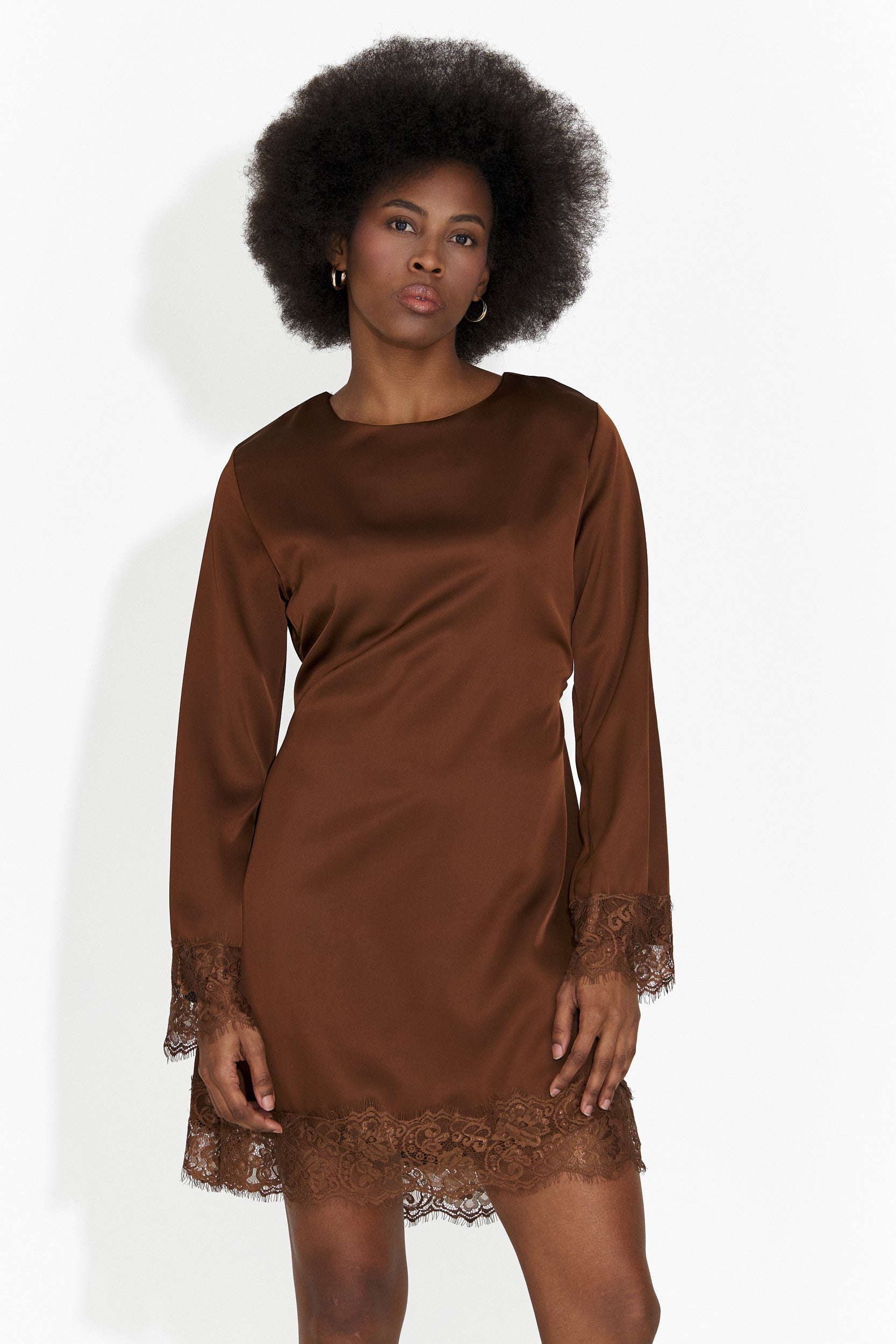 Krótka Brązowa Sukienka dla Pań Olmaria Bogas