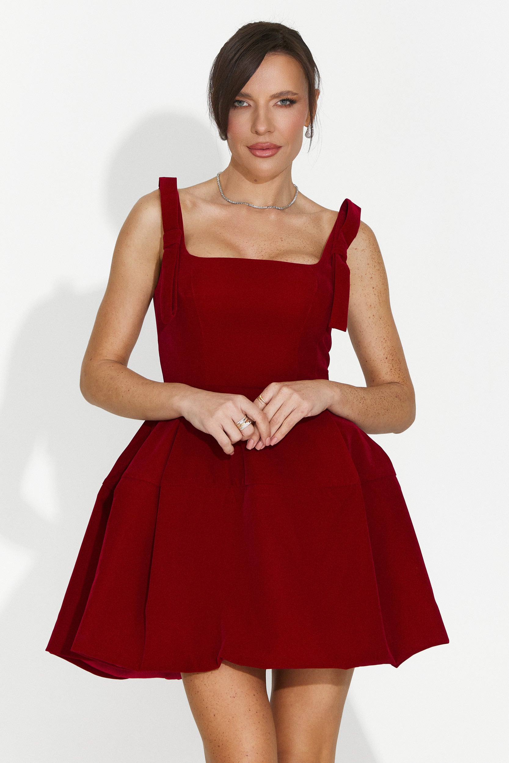 Czerwona Krótka Sukienka dla Kobiet Narcisia Bogas